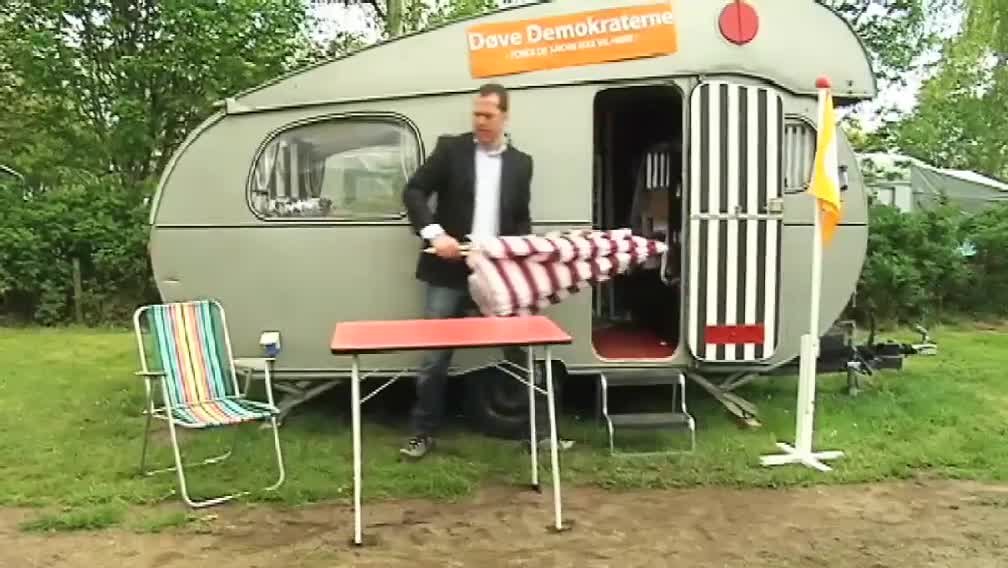 Klik for at se videoen "På camping med Døvedemokraterne (1:5)"