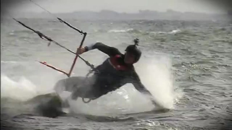 Klik for at se videoen "Kitesurfing"