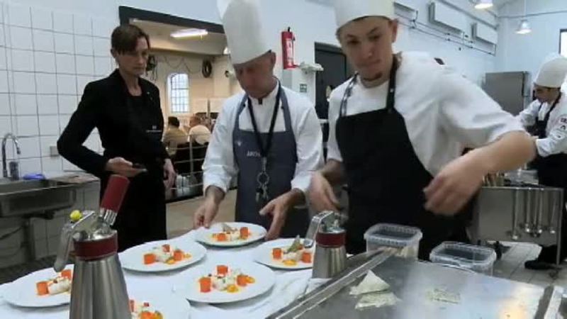 Klik for at se videoen "Deaf Chef 2014"