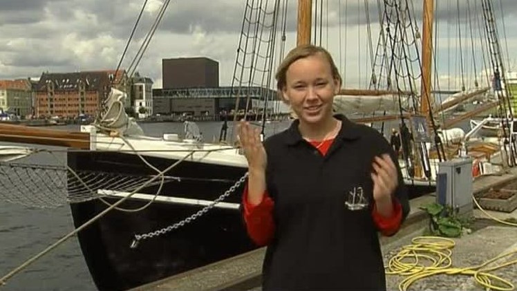 Klik for at se videoen "Camilla besøger gammelt sejlskib"