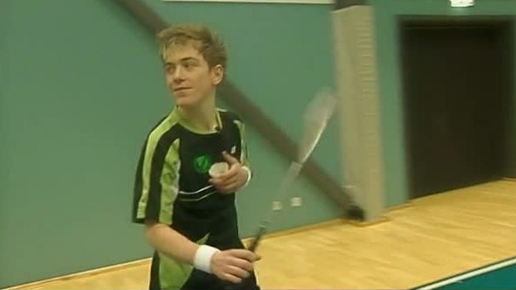 Klik for at se videoen "Fridolin tager med Kevin til badminton"