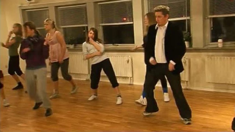 Klik for at se videoen "Fridolin tager med Thea til hiphop"