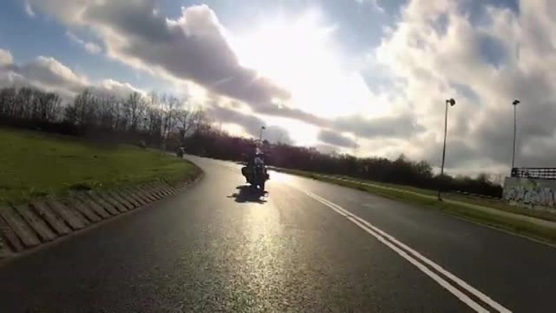 Klik for at se videoen "Hvad laver du, mand? Vild med motorcykler"