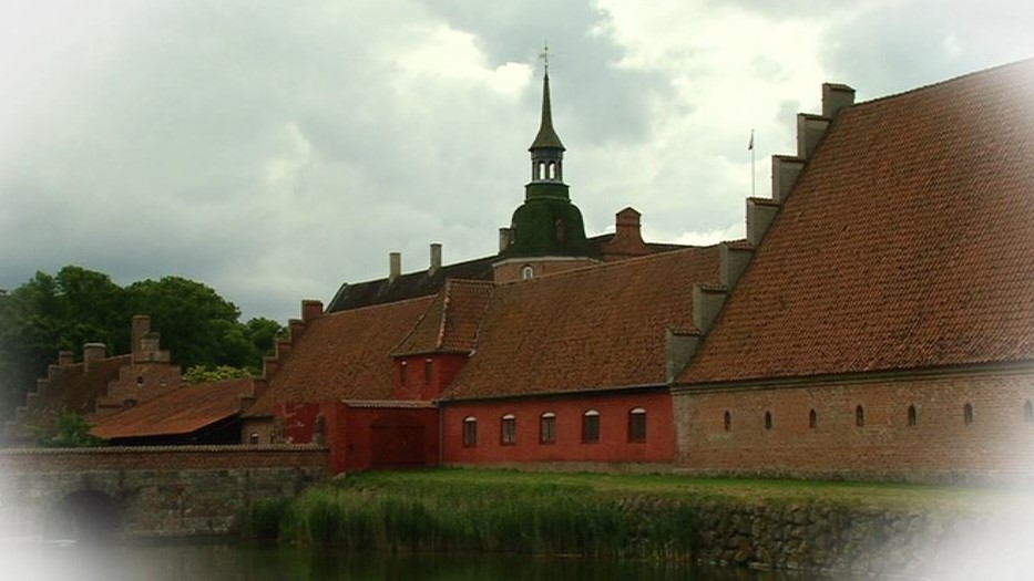 Klik for at se videoen "Danske Herregårde - Holsteinborg"