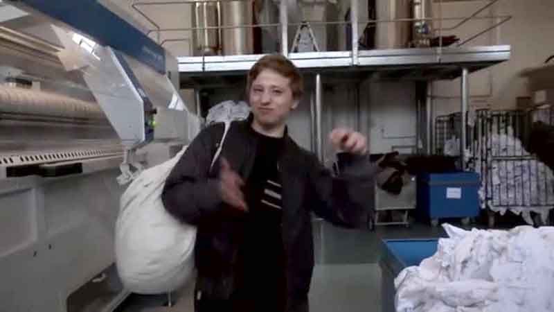Klik for at se videoen "Benjamin går backstage i Døves Vaskeri"