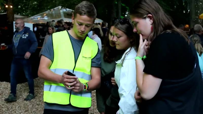 Klik for at se videoen "Benjamin går backstage på Smukfest"