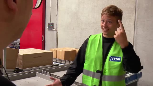 Klik for at se videoen "Benjamin går backstage hos Jysk"