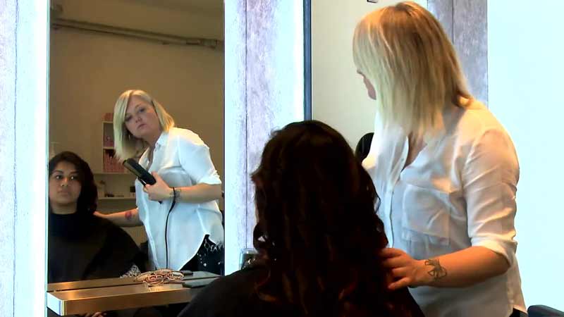 Klik for at se videoen "Døv frisør går nye veje"
