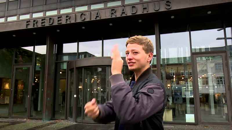 Klik for at se videoen "Benjamin går backstage i Fredericia Kommune"