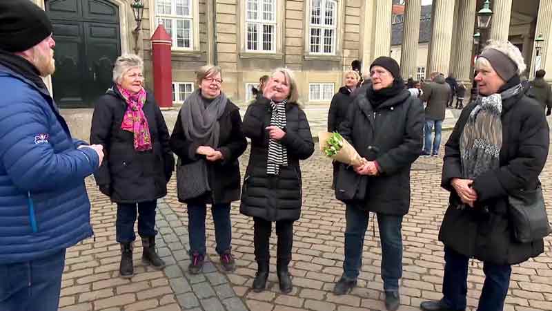 Klik for at se videoen "Anette og veninderne siger farvel til Prins Henrik"