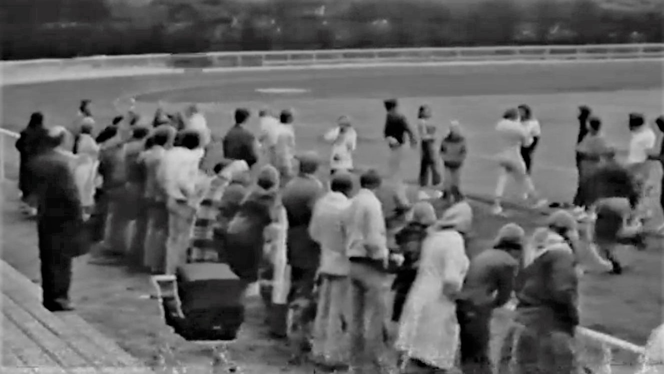 Klik for at se videoen "Døvenyt juni 1976"