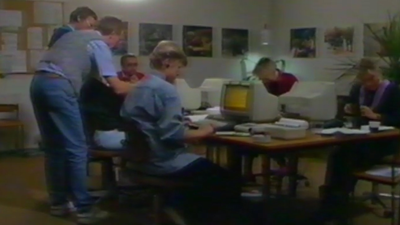 Klik for at se videoen "Video-avisen 1. december 1989"